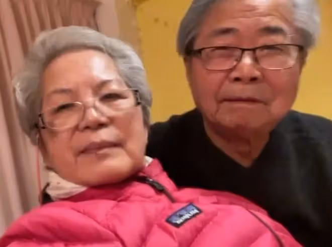 林曉峰迴港與父母團聚,林母氣質出眾太像弟弟狄龍,林父精神十足