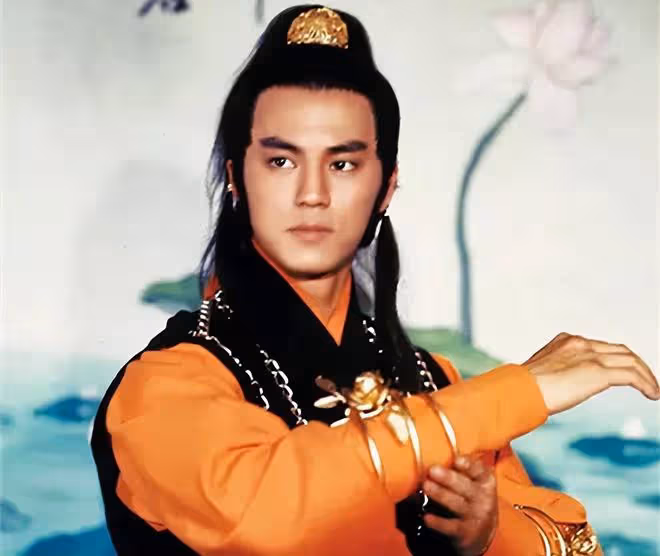 林曉峰迴港與父母團聚,林母氣質出眾太像弟弟狄龍,林父精神十足