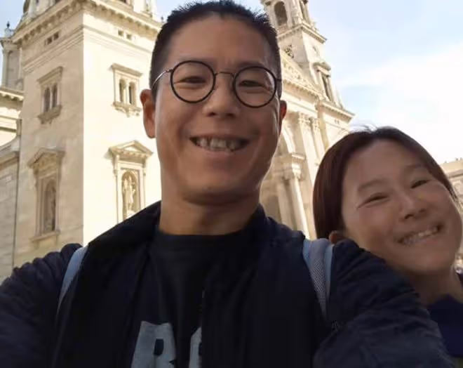 林曉峰迴港與父母團聚，林母氣質出眾太像弟弟狄龍，林父精神十足