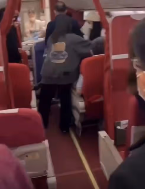 曝張雨綺在HU7603航班上！男子喊飛機快出事後，她神情恐慌忙逃離