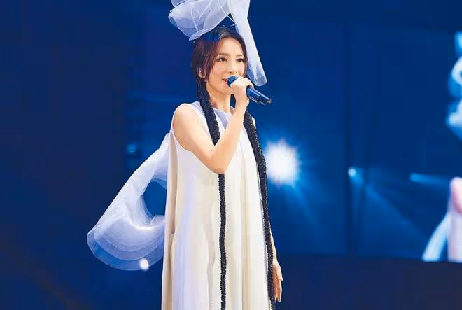 田馥甄在家中摔倒受傷，腰椎疼痛到落淚，連翻身也比較困難