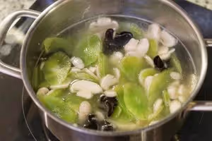 營養又健康的萵苣磨菇湯～