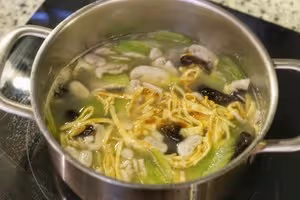 營養又健康的萵苣磨菇湯～