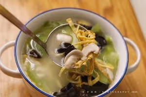 營養又健康的萵苣磨菇湯～
