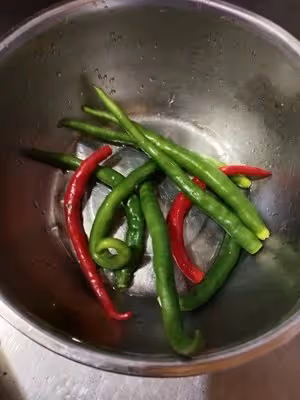 〈辣椒炒雞蛋〉，下飯又下水😬。欣小廚 😉