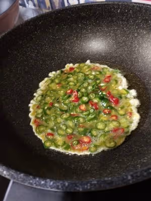 〈辣椒炒雞蛋〉，下飯又下水😬。欣小廚 😉
