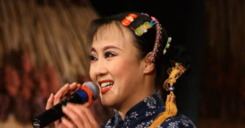 原創趙本山唯一女徒弟，嫁入豪門身價過億，今52歲美若少女！