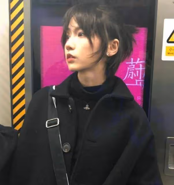原創諸葛大力坐地鐵被偷拍，失去了十級美顏，還是你女神嗎？