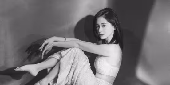 王子文露腰人魚裙，淡雅靈動演繹深海傳說，腰臀比例讓人羨慕
