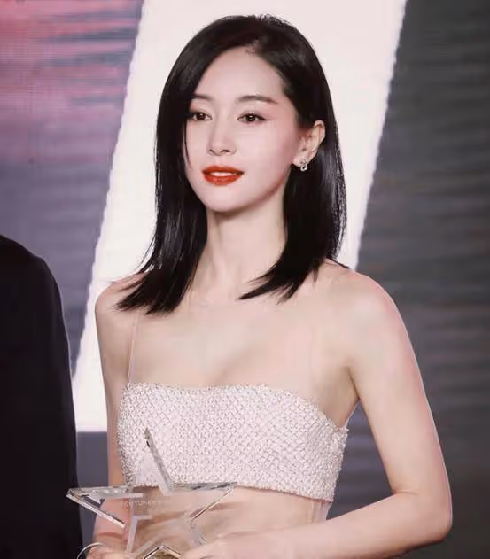 王子文露腰人魚裙，淡雅靈動演繹深海傳說，腰臀比例讓人羨慕