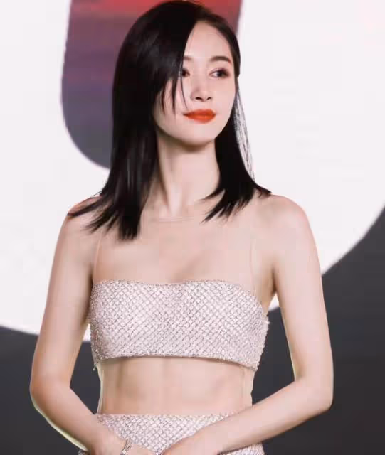 王子文露腰人魚裙，淡雅靈動演繹深海傳說，腰臀比例讓人羨慕