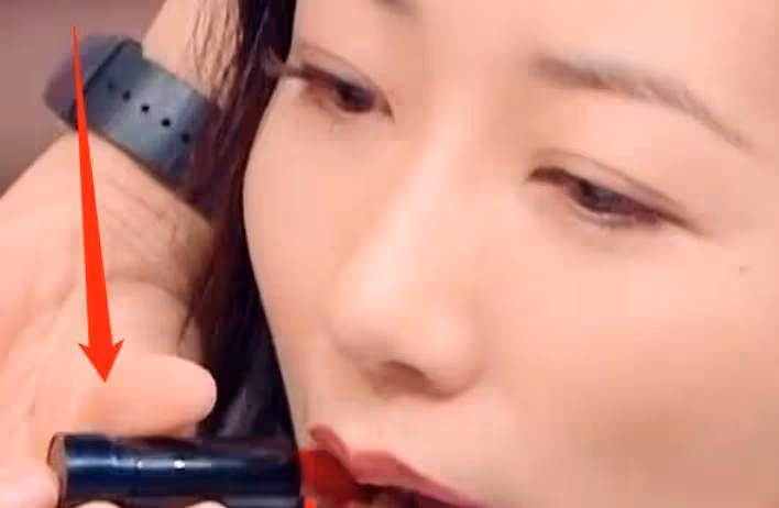 有種「超越」叫韓雪反手嘗試塗口紅，特寫唇部後，效果出奇的好看