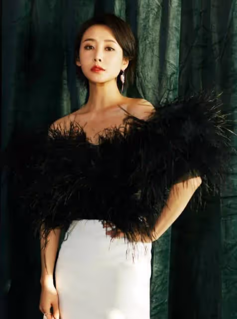 有種大膽叫司理理穿迷你裙，原想臉最美，誰知是《慶餘年》最長腿