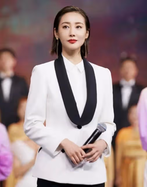 有種大膽叫司理理穿迷你裙，原想臉最美，誰知是《慶餘年》最長腿