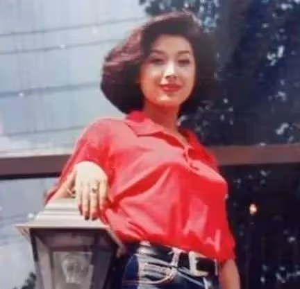 曾是樂壇四大天后之一，男友一個比一個慘，婚後退出歌壇相夫教子