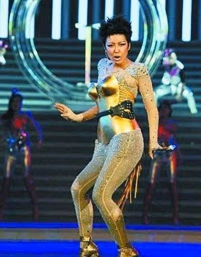 曾是樂壇四大天后之一，男友一個比一個慘，婚後退出歌壇相夫教子