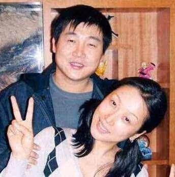 曾是樂壇四大天后之一，男友一個比一個慘，婚後退出歌壇相夫教子