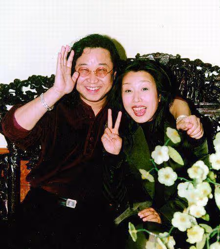 曾是樂壇四大天后之一，男友一個比一個慘，婚後退出歌壇相夫教子