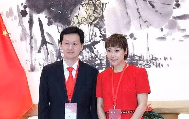 曾是樂壇四大天后之一，男友一個比一個慘，婚後退出歌壇相夫教子