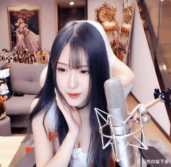 腐團兒出鏡拆粉絲禮物，雖然對於禮物十分喜歡，不過卻是不能穿出門