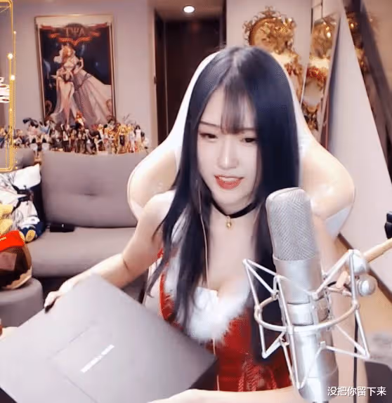 腐團兒出鏡拆粉絲禮物，雖然對於禮物十分喜歡，不過卻是不能穿出門