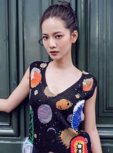 曾之喬身材凹凸有致，大秀s曲線，長發飄飄女人味十足