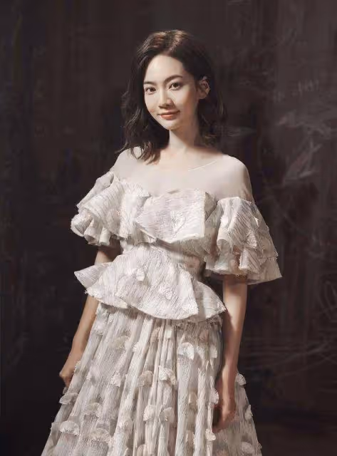 曾之喬身材凹凸有致，大秀s曲線，長發飄飄女人味十足