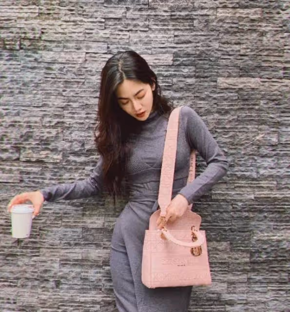 曾之喬身材凹凸有致，大秀s曲線，長發飄飄女人味十足