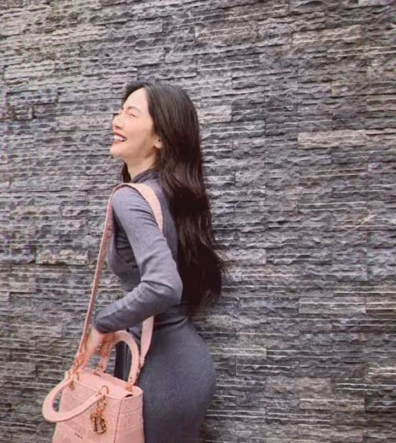 曾之喬身材凹凸有致，大秀s曲線，長發飄飄女人味十足