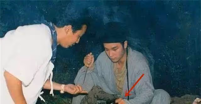 明星最想刪除的照片：單手抓果子狸的張國榮，露出打底褲的劉亦菲
