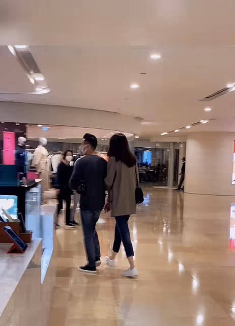 42歲熊黛林跟老公逛商場，全程挽手太恩愛，個子高挑身材火辣