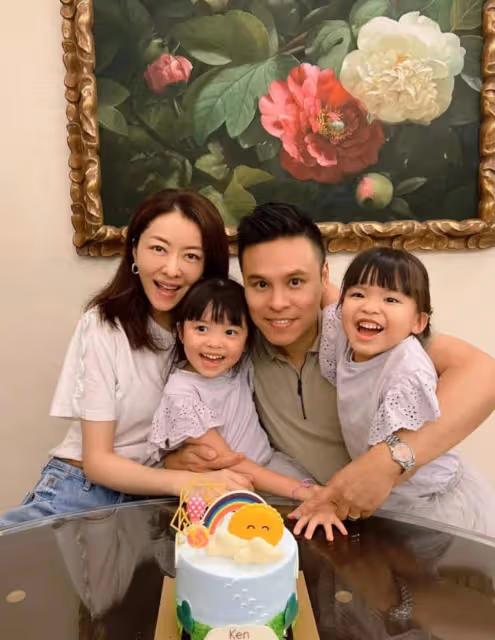 42歲熊黛林跟老公逛商場，全程挽手太恩愛，個子高挑身材火辣