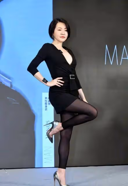 小S不顧形象了？出席活動穿黑色V領裙，可惜暴露了小粗腿