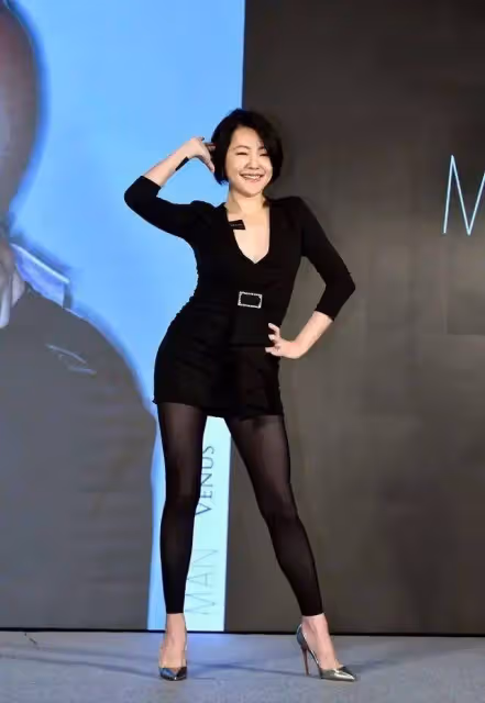 小S不顧形象了？出席活動穿黑色V領裙，可惜暴露了小粗腿