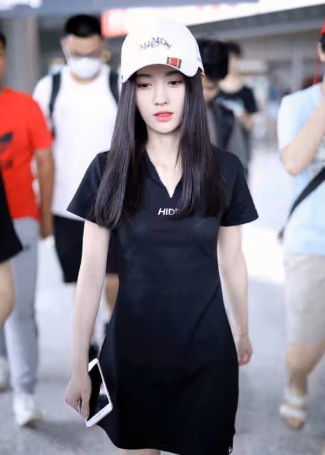 小S不顧形象了？出席活動穿黑色V領裙，可惜暴露了小粗腿