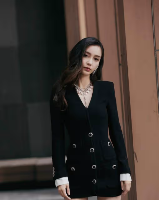 小S不顧形象了？出席活動穿黑色V領裙，可惜暴露了小粗腿