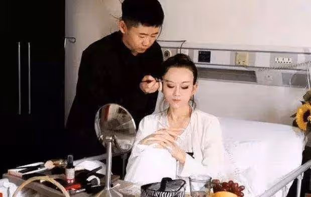61歲楊麗萍不能自理？生活起居要男助理伺候，網友：現實版「老佛爺」