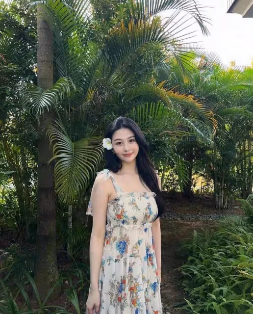 邱淑貞女兒沈月曬美照，穿弔帶裙秀身材，像年輕時的媽媽星味十足