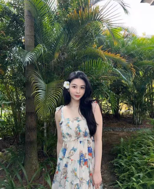 邱淑貞女兒沈月曬美照，穿弔帶裙秀身材，像年輕時的媽媽星味十足