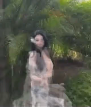 邱淑貞女兒沈月曬美照，穿弔帶裙秀身材，像年輕時的媽媽星味十足