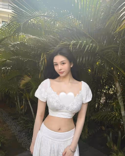 邱淑貞女兒沈月曬美照，穿弔帶裙秀身材，像年輕時的媽媽星味十足