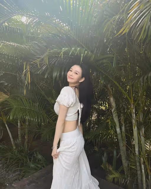 邱淑貞女兒沈月曬美照，穿弔帶裙秀身材，像年輕時的媽媽星味十足