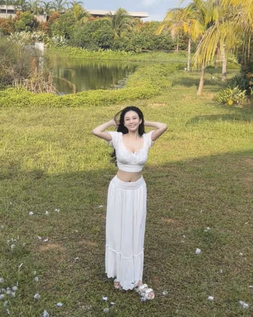 邱淑貞女兒沈月曬美照，穿弔帶裙秀身材，像年輕時的媽媽星味十足