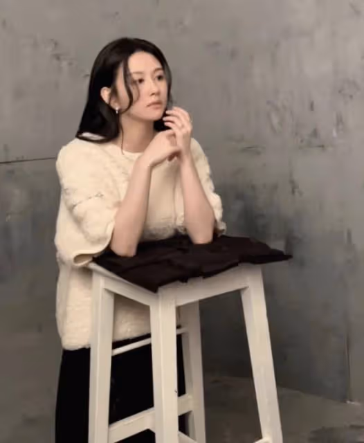 邱淑貞女兒沈月曬美照，穿弔帶裙秀身材，像年輕時的媽媽星味十足