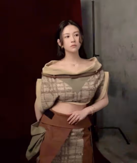 邱淑貞女兒沈月曬美照，穿弔帶裙秀身材，像年輕時的媽媽星味十足