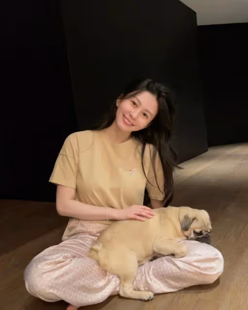 邱淑貞女兒沈月曬美照，穿弔帶裙秀身材，像年輕時的媽媽星味十足
