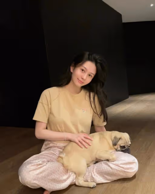 邱淑貞女兒沈月曬美照，穿弔帶裙秀身材，像年輕時的媽媽星味十足