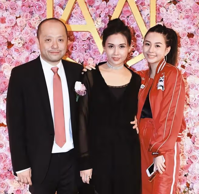 邱淑貞女兒沈月曬美照，穿弔帶裙秀身材，像年輕時的媽媽星味十足