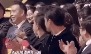 陳飛宇和哥哥陪媽媽陳紅逛街，摟著媽媽好孝順，哥哥帥氣穩重