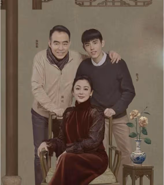 陳飛宇和哥哥陪媽媽陳紅逛街，摟著媽媽好孝順，哥哥帥氣穩重